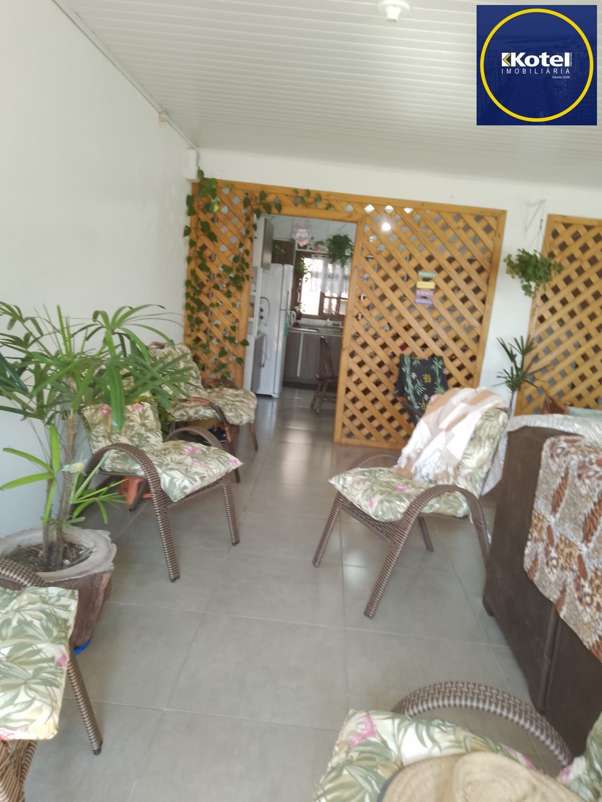 Casa com 04 dormitórios e duas vagas de garagem lado a lado em Balneário Pinhal.