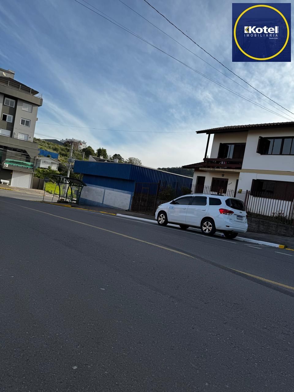 Loja terrea de frente com garagem