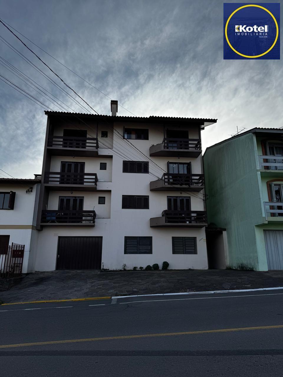 Loja terrea de frente com garagem