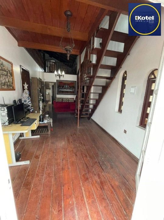 Vendo Sobrado Residencial com 4 Quartos e Suíte