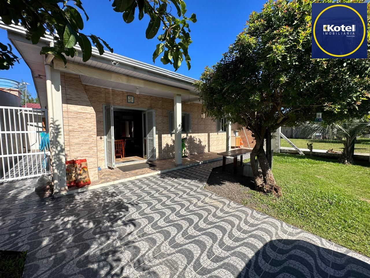 CASA REFORMADA , 4 DORMITORIOS , CHURRASQUEIRA , DESOCUPADA