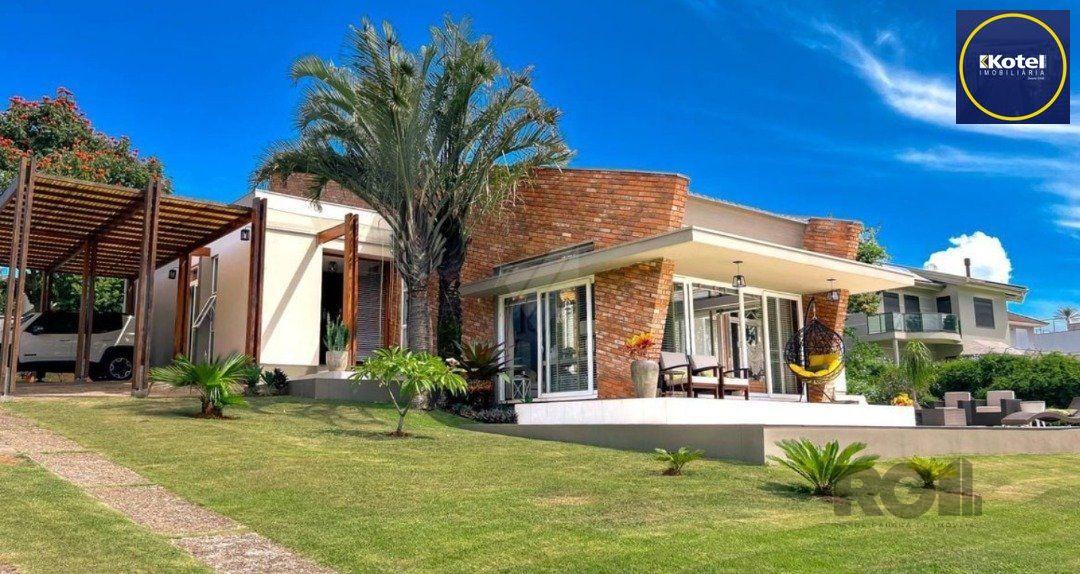 Casa à beira do lago na área central do condomínio com 4 suites