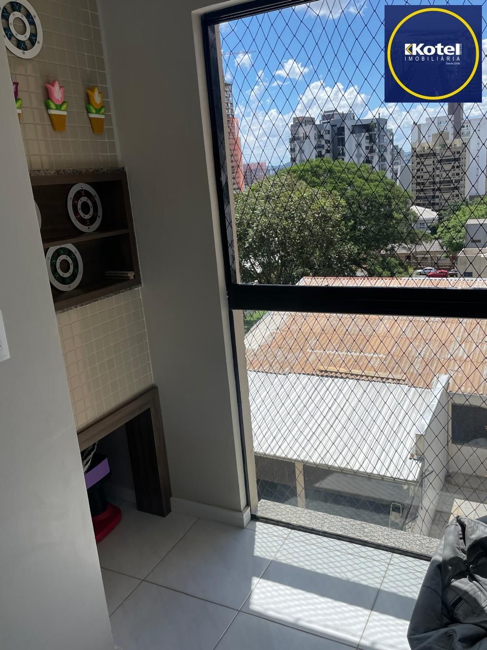 APARTAMENTO NO CENTRO DA CIDADE DE CHAPECÓ 02 DORM. 02 VAGAS, SEMI-MOBILIADO, CHURRASQUEIRA E ELEVADOR.