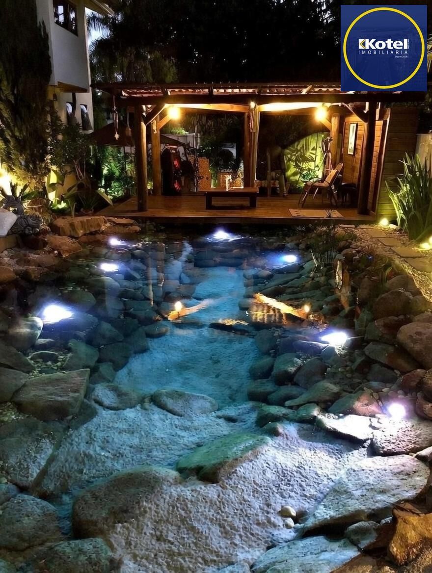 Casa de Esquina com 5 dormitórios com lago ornamental em Taquara
