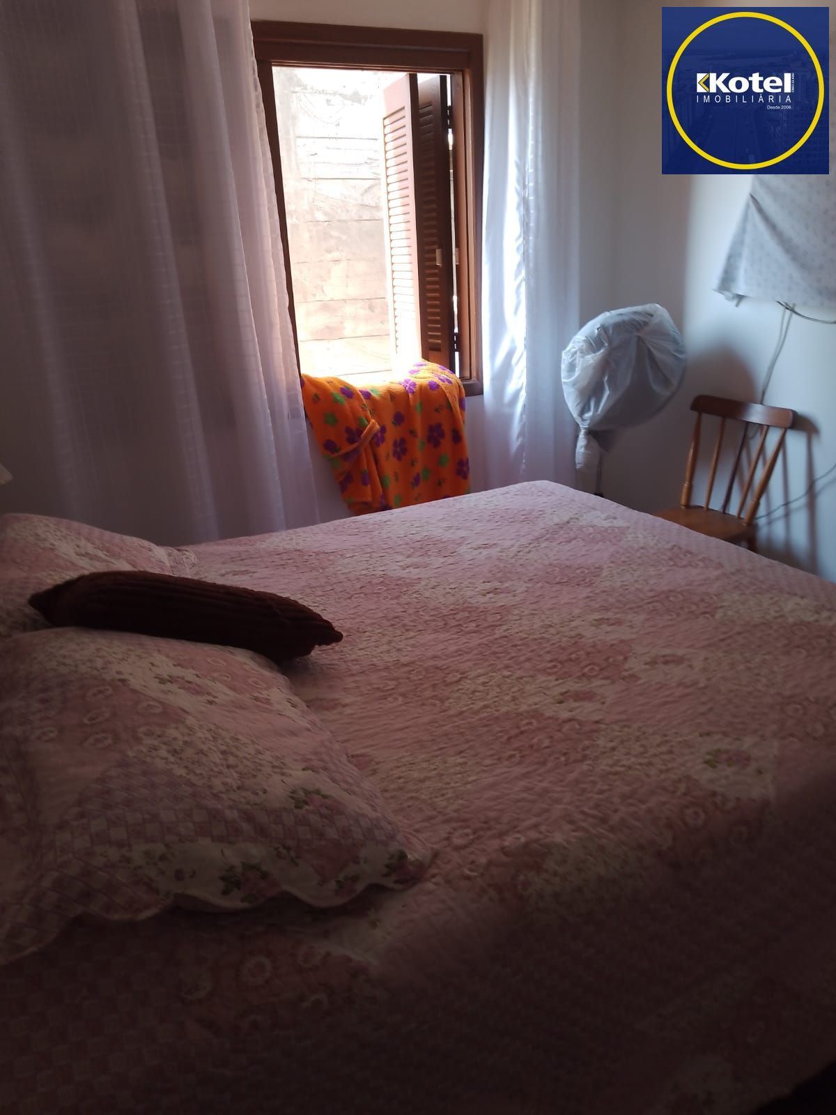 Casa com 04 dormitórios e duas vagas de garagem lado a lado em Balneário Pinhal.