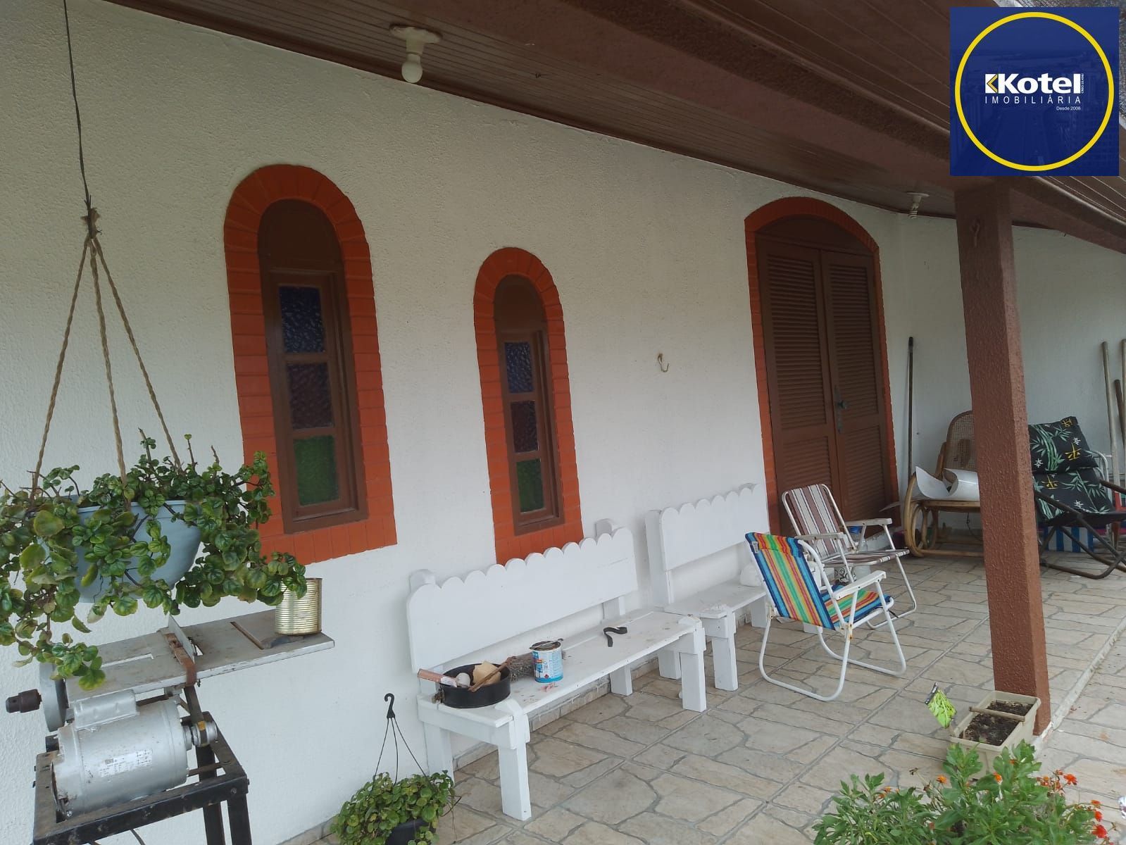 Casa com 04 dormitórios e duas vagas de garagem lado a lado em Balneário Pinhal.