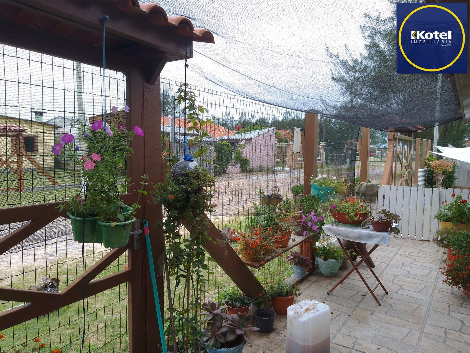 Casa com 04 dormitórios e duas vagas de garagem lado a lado em Balneário Pinhal.