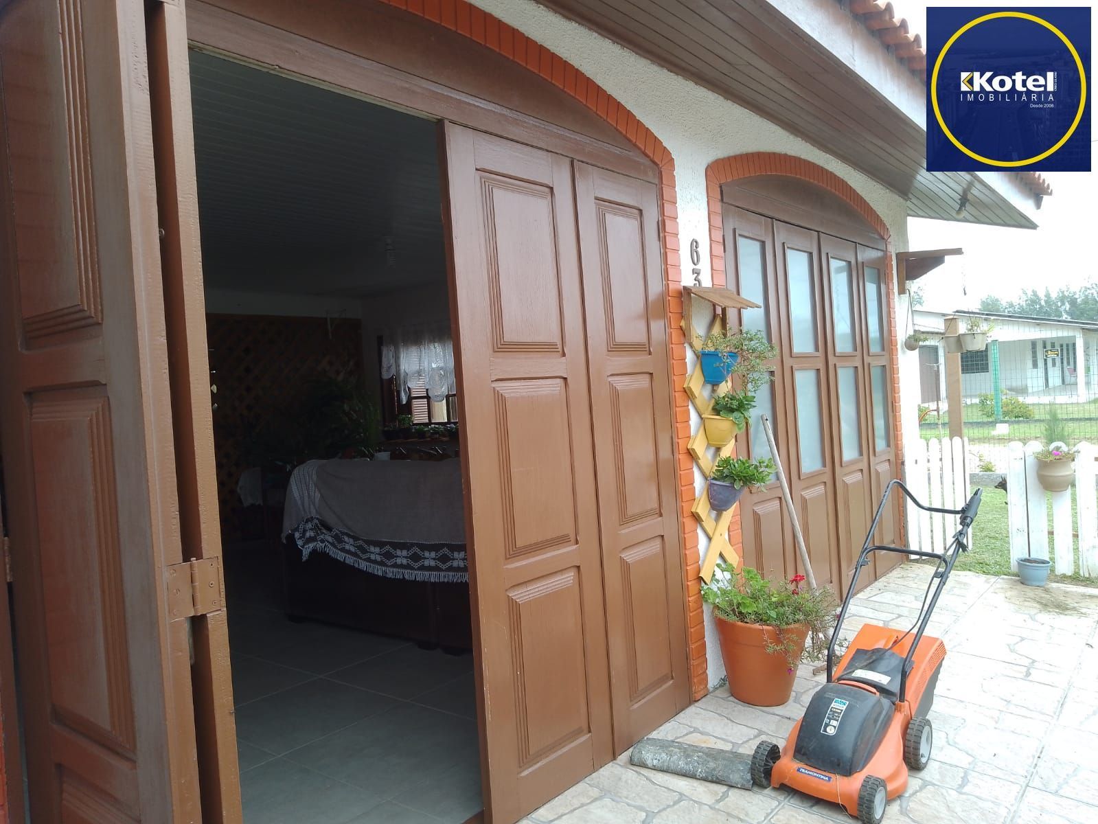 Casa com 04 dormitórios e duas vagas de garagem lado a lado em Balneário Pinhal.